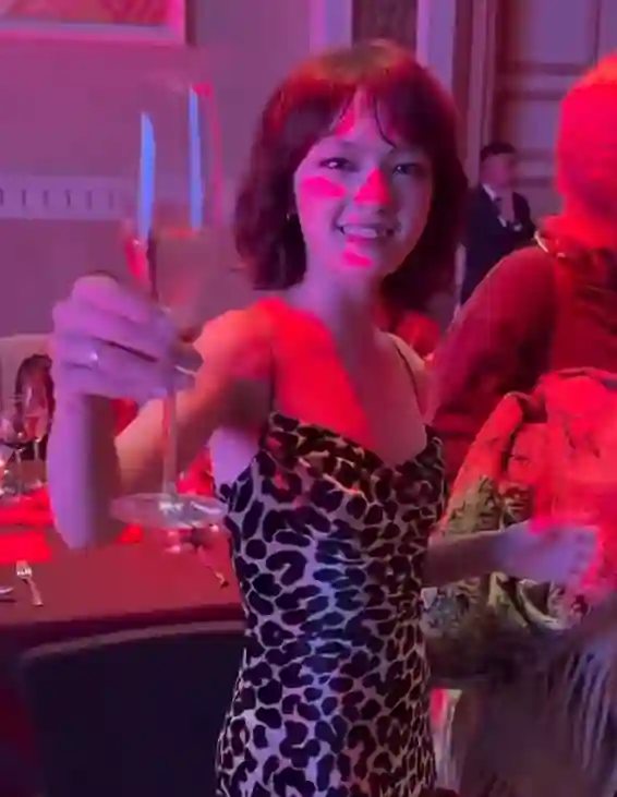 澳门这一晚，被“全裹”出镜的杨幂惊艳，没穿暴露礼服却秒杀全场