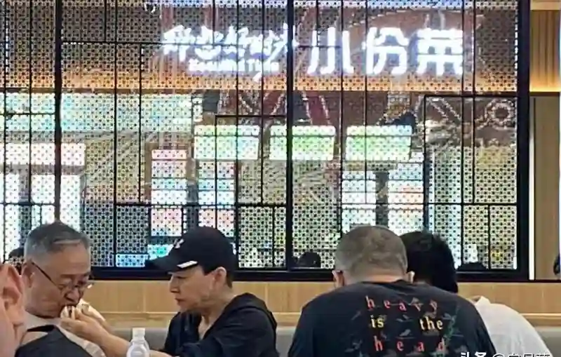 宋丹丹一家在阿那亚度假，老伴需要喂饭，带娃和普通人没区别