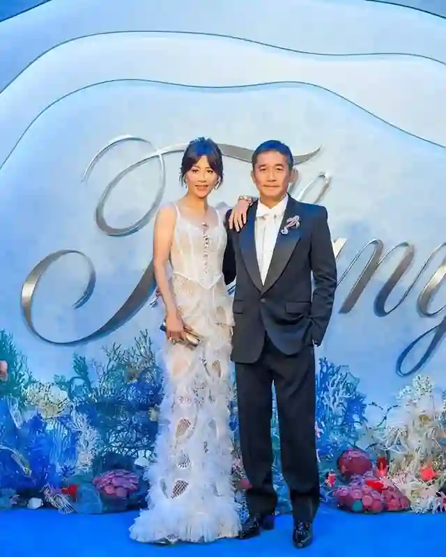 梁朝伟刘嘉玲泰国度假，两人结婚多年恩爱如初，刘嘉玲美腿抢镜