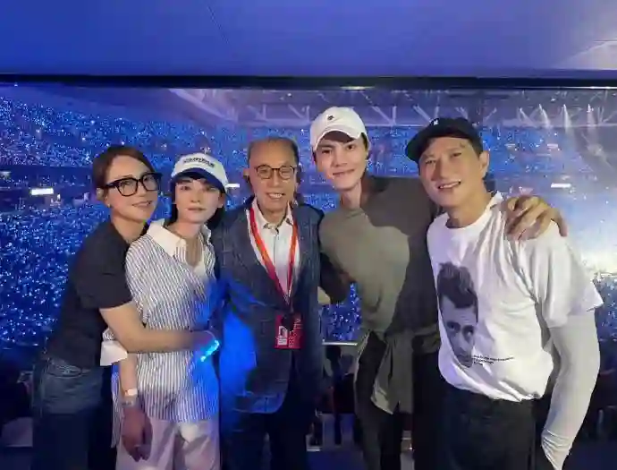 何超琼观看谢霆锋演唱会，前夫许晋亨也在，55岁李嘉欣被人搀扶