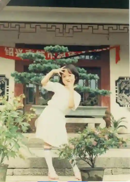 江一燕携夫走红毯，到处认干爹的茶艺大师，如今想靠浪姐“洗白”