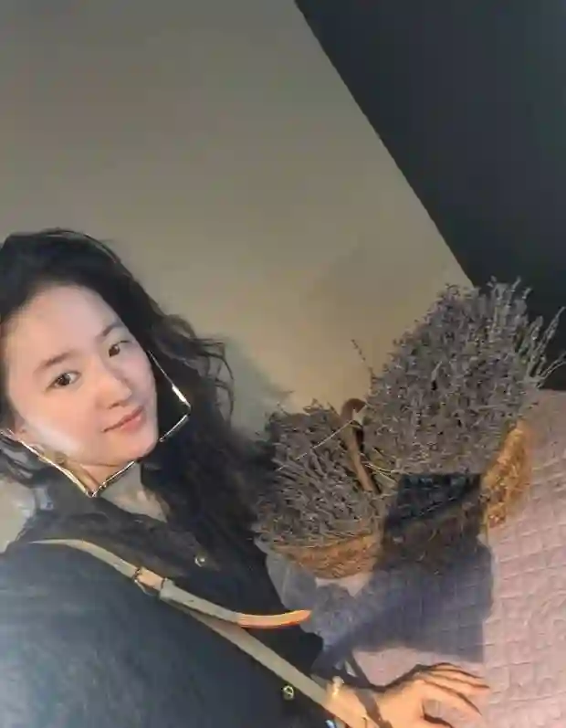刘亦菲蓝裙碎花配素颜，清新明媚似少女