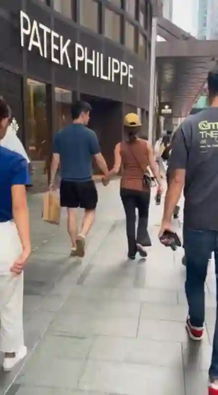 杨采钰已到香港待产！和老公商场购物身形浮肿，生产前只能穿拖鞋