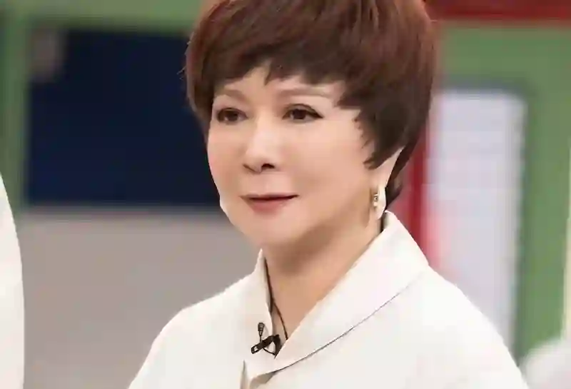 变老后不忍直视的4位大明星，蔡明需人搀扶，成龙满头白发