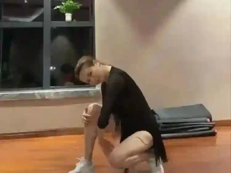 48岁左小青现状：现身香港，素颜皮肤嫩到发光，如今单身不谈恋爱