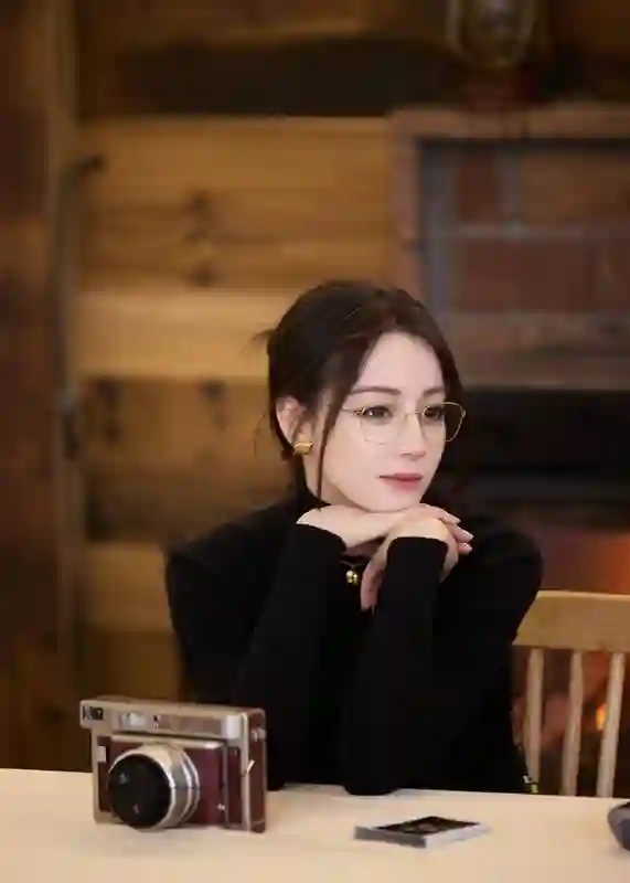 酷飒与柔美并存！迪丽热巴黑色背心穿搭诠释极简高级感