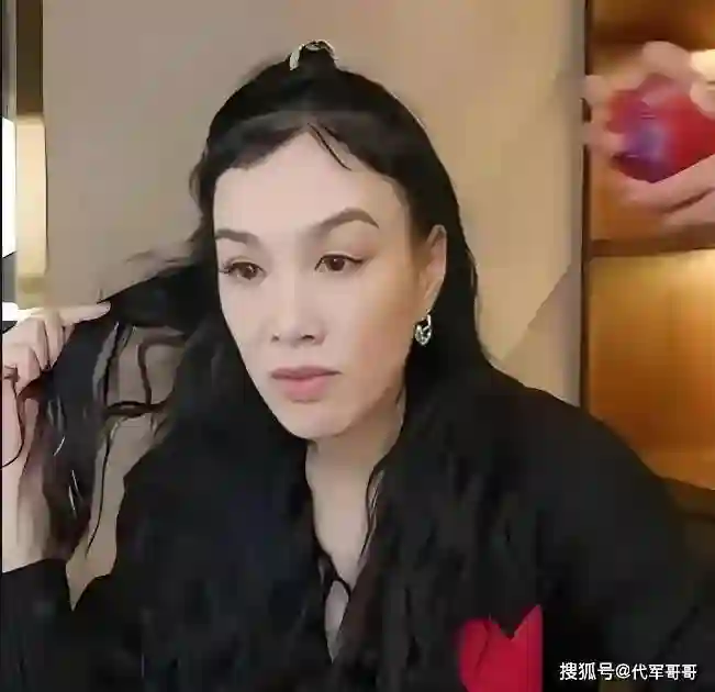 盘点年过40岁就断崖式衰老的8位女明星，看看都有谁？