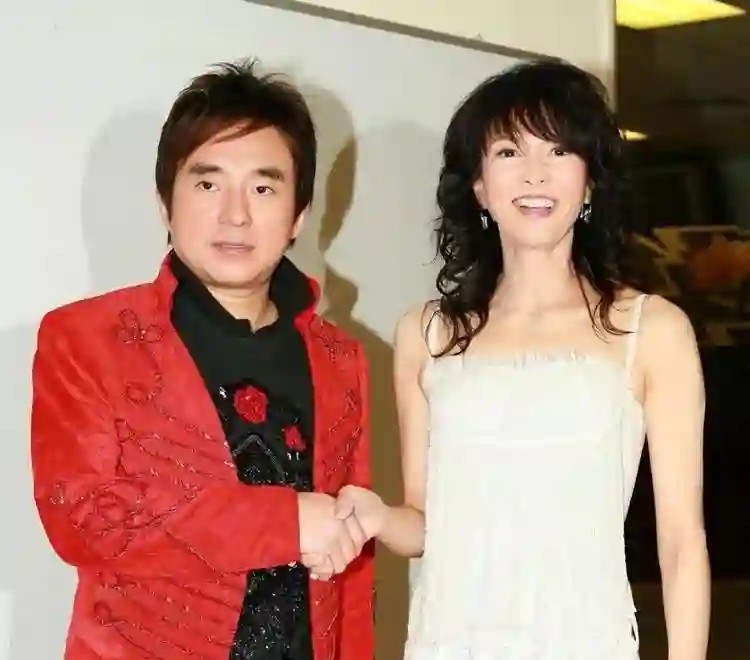 嘲讽周星驰、掌掴刘嘉玲？养男友16年的郑裕玲，分手后无爱但有钱