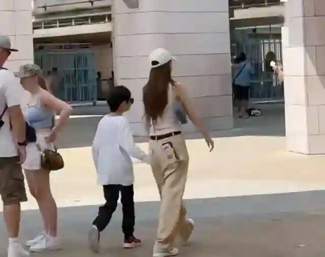 黄晓明前妻带儿子出游，8岁小海绵戴墨镜，穿长裤长袖，热到驼背