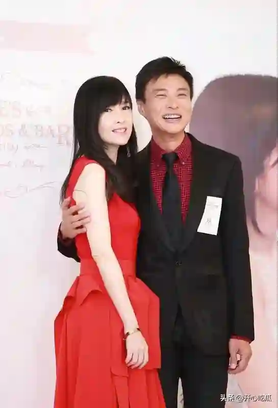 天呐这是周慧敏老到认不出来！罕见露面，牙齿凸嘴巴歪，面相变了