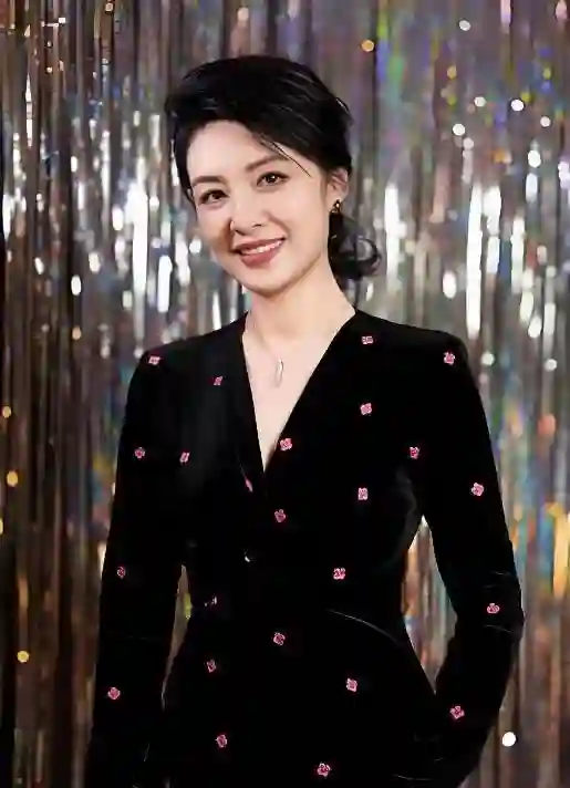 周涛真的好漂亮啊！在央视主持人里面能不能排进前三？