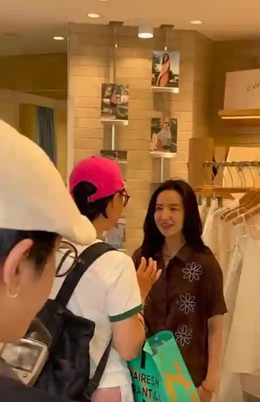 董洁在阿那亚卖衣服，对顾客笑脸相迎，真人个头不高能看出年纪