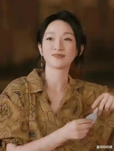50岁周迅为何如此苍老？无美颜皱纹满脸，宛如乡村老妪