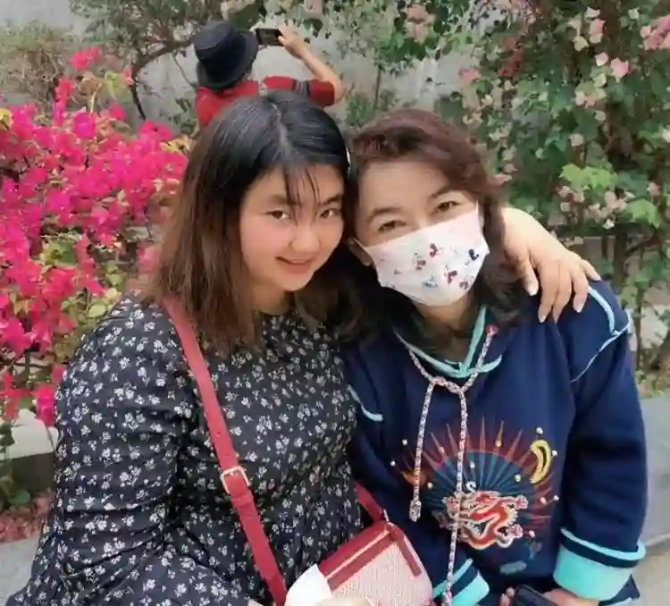 胡慧中母女在香港，女儿体重超180斤长相普通，本人不忍回应了