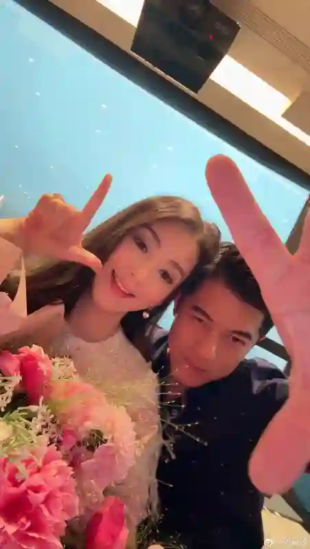 方媛庆祝结婚8周年, 与郭富城甜蜜秀恩爱, 两女儿正脸曝光超美