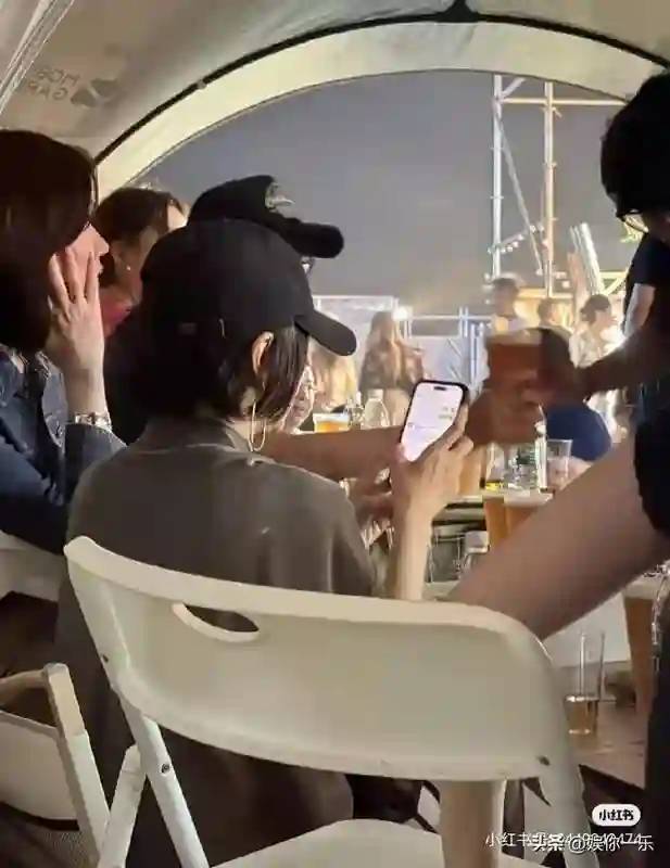 秦岚跟朋友喝酒聚会，掏手机和魏大勋热聊，内容险曝光引粉丝担心