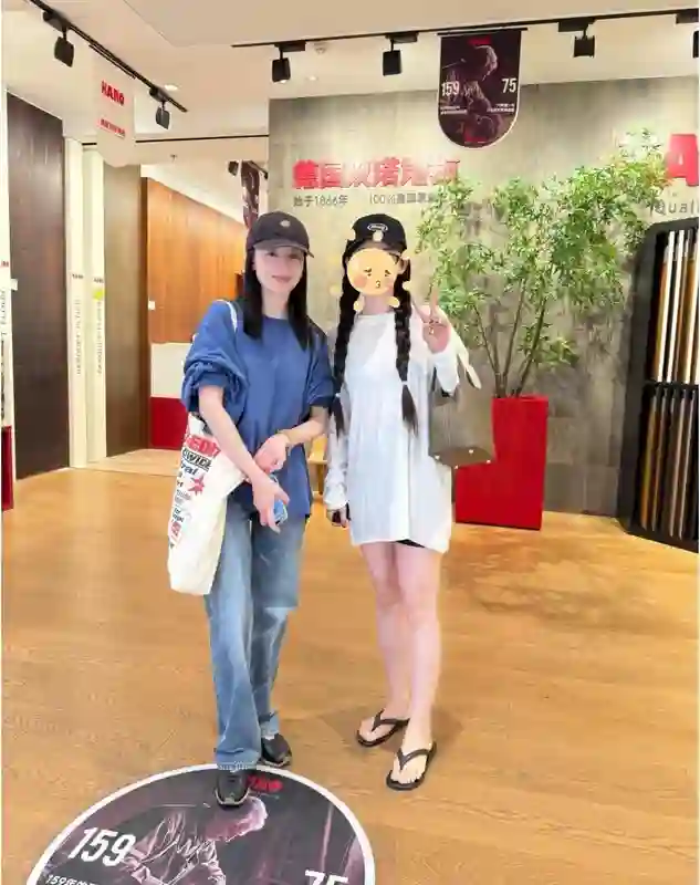 45岁董洁回大连老家被偶遇，带爸爸挑选进口木地板，豪宅疑似重新装修