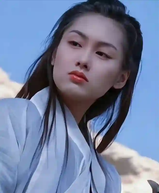 54岁朱茵现状：她住深山残屋，开2万块破车，却说嫁给黄贯中很幸