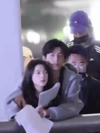 你俩绝对谈了！这太不对劲了…