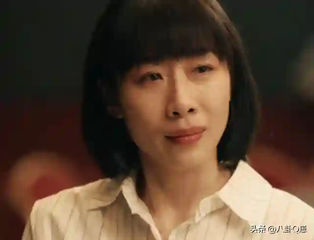 两年婚姻一年出轨，将前夫当小丑，“一尿”成名的她凭啥三封天后