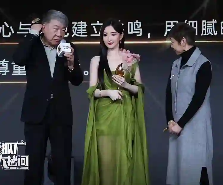 毛晓彤“红裙拉丁舞”在全网火了，郑晓龙的评价，终于有人信了！