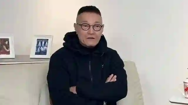 前妻烧炭自杀身亡！香港知名男星和儿子抱头痛哭，离婚后拒绝再婚