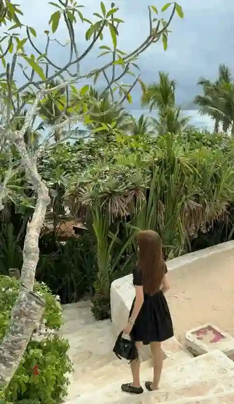 吴千语在夕阳下奔跑，她在韩国街头很美，施伯雄陪她和她闺蜜逛街