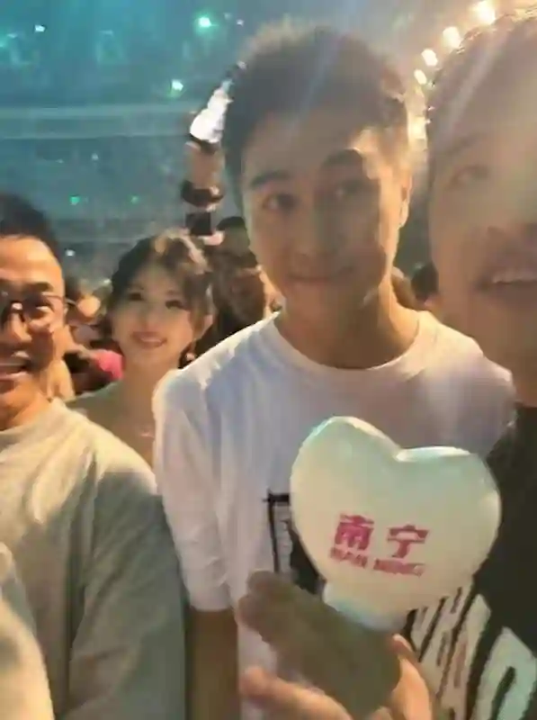 奚梦瑶和老公过二人世界！五一假期巴黎旅游，何猷君搂着高大的她