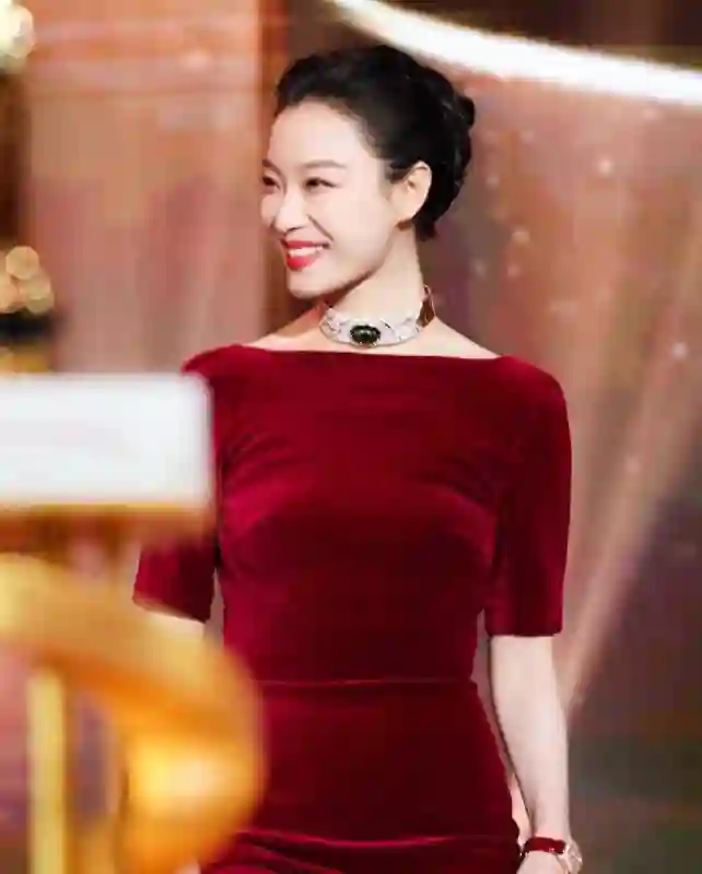 倪妮红毯生图惊艳亮相，肢体动作引热议，衣着与身形引发讨论