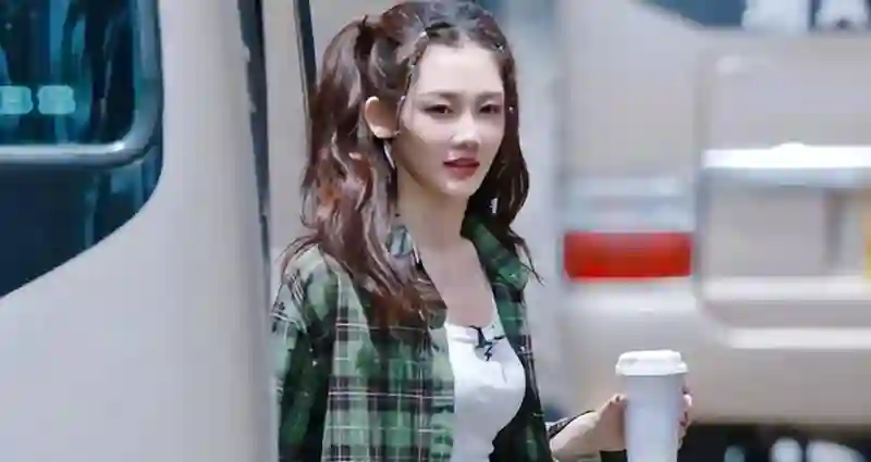 嫁给郑恺五年后，冯小刚直言苗苗虚伪，竟踏上新的人生轨迹