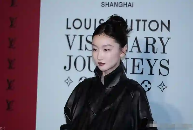 医美做得也太夸张了！以前极具辨识度的周冬雨，如今变成这样了