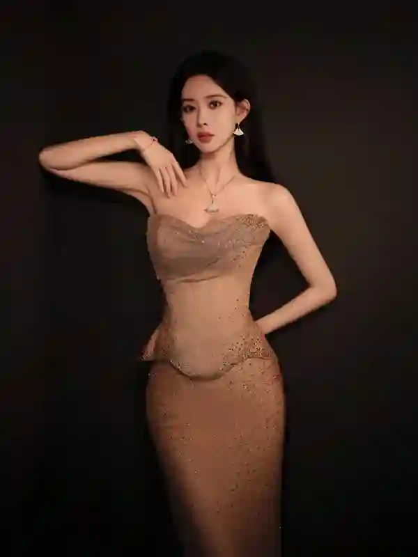 孟子义星光抹胸裙造型惊艳，演绎极致优雅高贵！