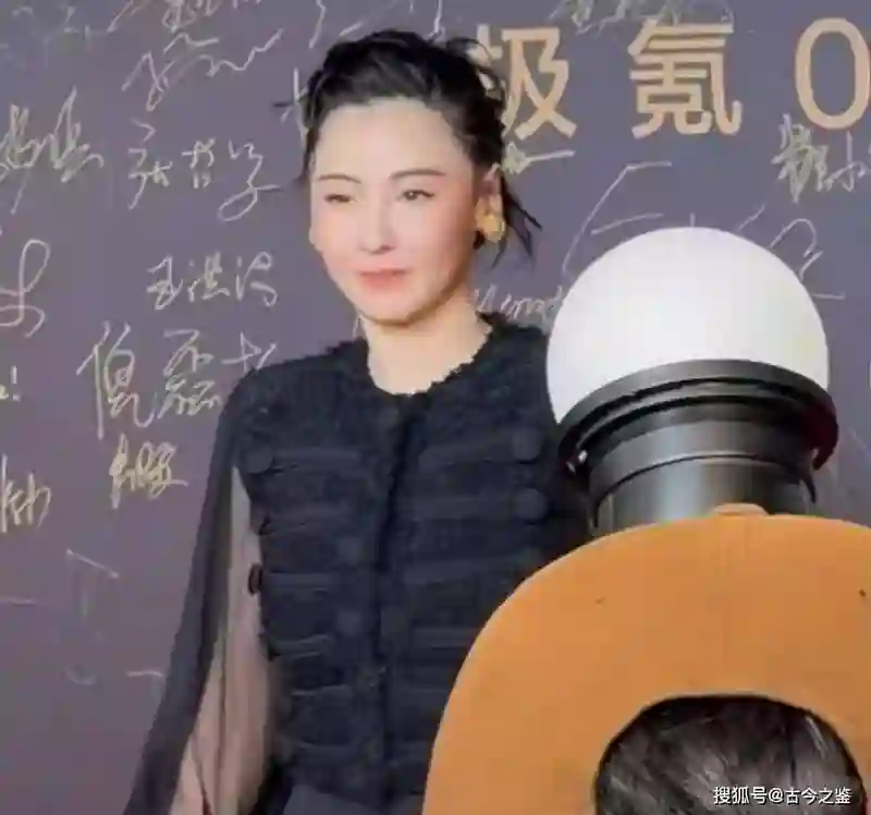 张柏芝出席活动颜值崩塌？眼睛一大一小很怪异，网友：变大小眼了