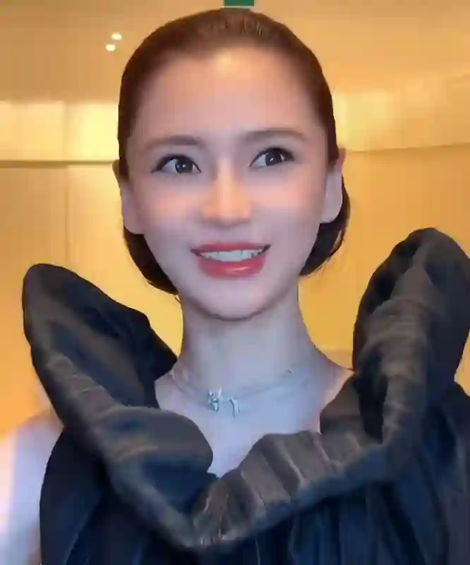 baby、热巴洗清傍大佬嫌疑，两大神颜女星同在巴黎秀场，怼脸拍来了