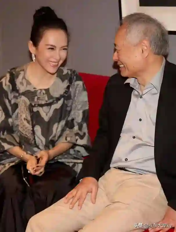 章子怡“国际章”成名路，肚兜亮相戛纳红毯，喂成龙提子被调侃