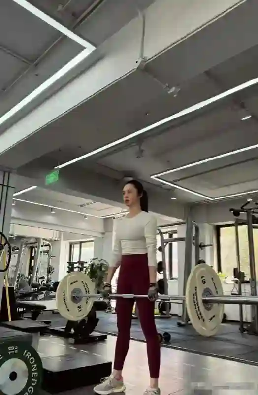 姚晨高调宣布降脂成功，瘦了一大圈，这是被贾玲激励到了？