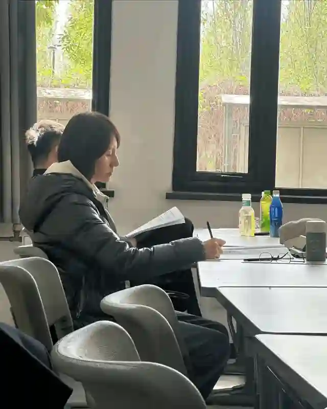 48岁袁泉回校进修 素颜气色差 眼下纹括号嘴 瘦到脱相 穿羽绒服疑体寒