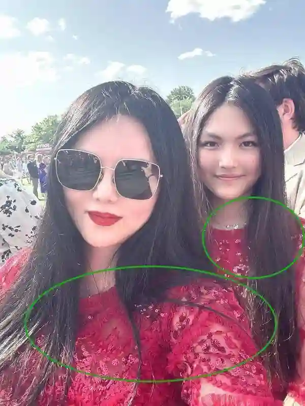 49岁李湘英国看马赛，母女俩穿透视装引热议，被嘲像两个老姐妹
