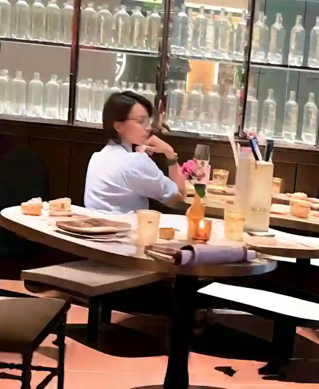 51岁董卿聚餐现身，环境高档、菜品简约