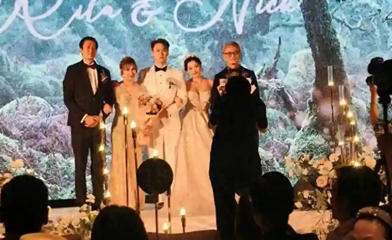 郭富城携方媛赴豪门婚宴！天王热聊全场，娇妻独坐玩手机太心疼！