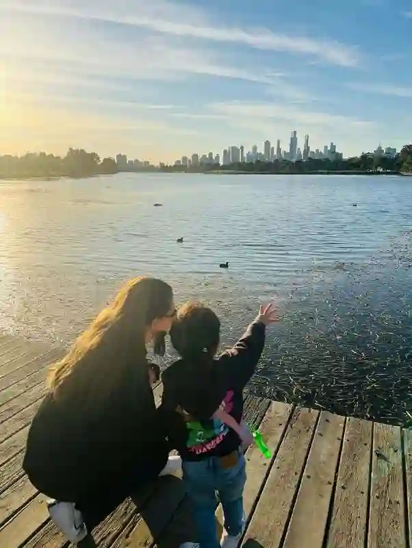 周杰伦晒昆凌母子踢球，直言老婆球技碾压自己