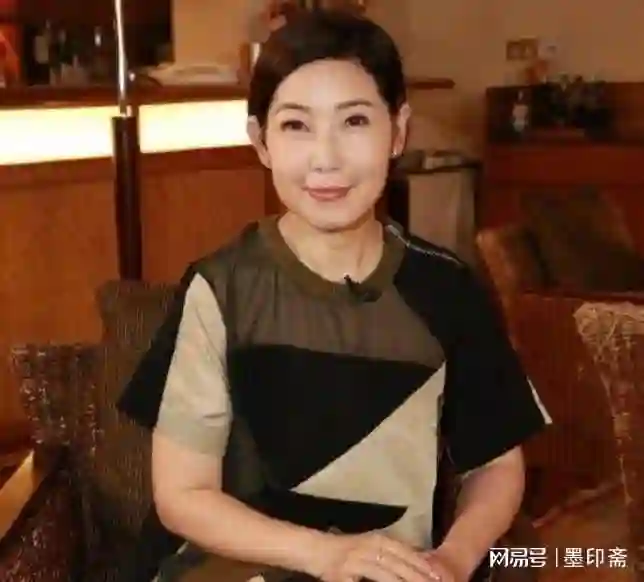 至今大龄未婚的12位主持人，个个才华横溢红极一时，哪位最可惜