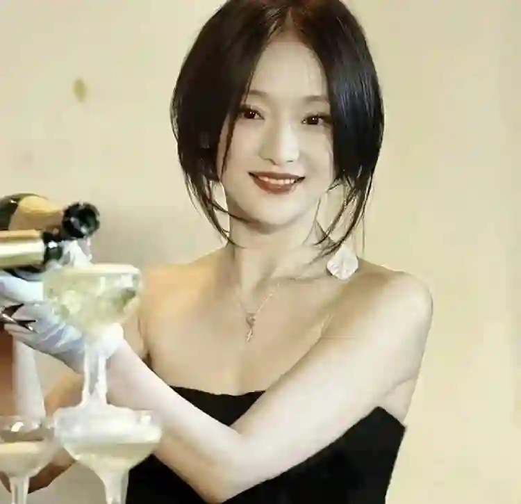 周迅又矮又瘦到底算不算美女？看她年轻照片，才知美人在骨不在皮