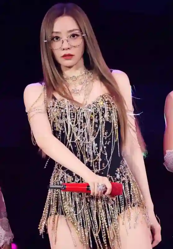 张靓颖古早专辑造型被扒！粉发渔网袜高开叉，比《九万字》更大胆