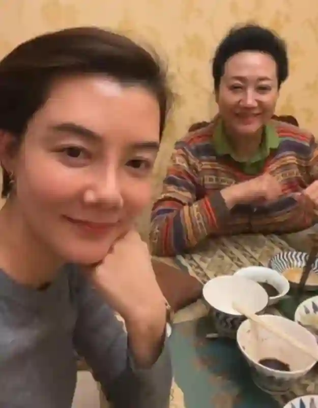 车晓北京逛市集，背帆布包打扮朴素像家庭主妇，手臂细如竹竿太瘦