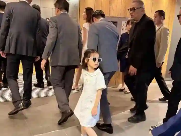 方媛怀 3 胎后现身马场！郭富城紧牵女儿，这画面藏啥故事？