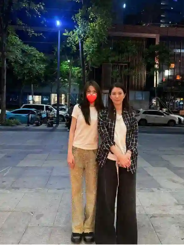 53岁袁咏仪素颜现身街头，冻龄气质引网友惊呼：这才是最美港姐！