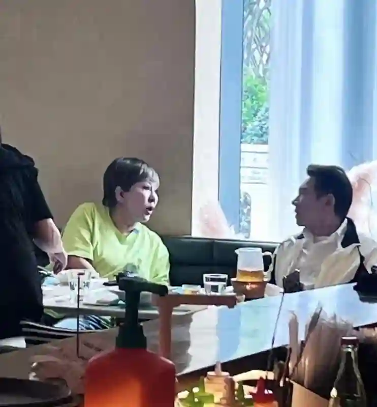向华强现身澳门，和老婆去吃西餐，向太剪了短发，看起来一言难尽