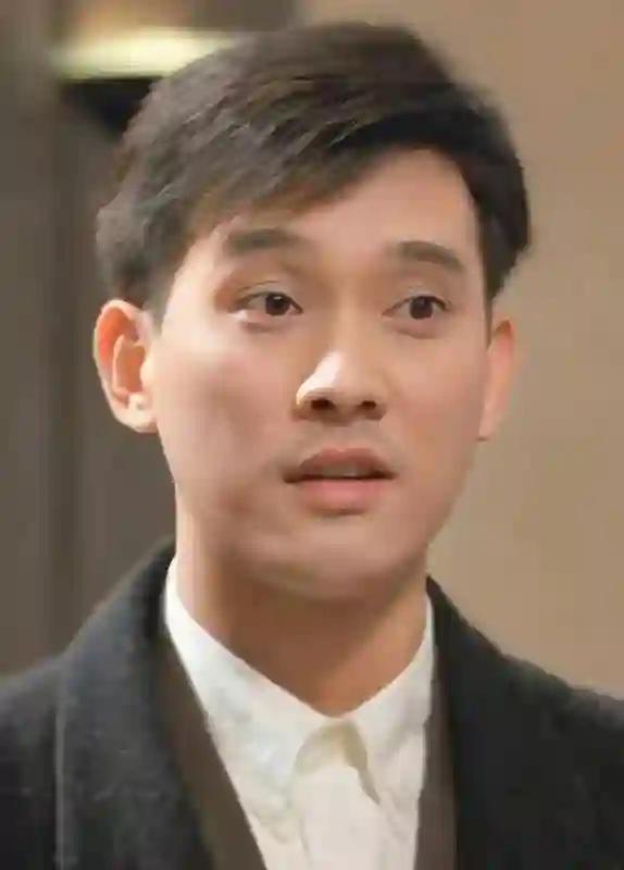他是刘德华唯一绝交的朋友，两人曾被传言为断背，今成光头大叔