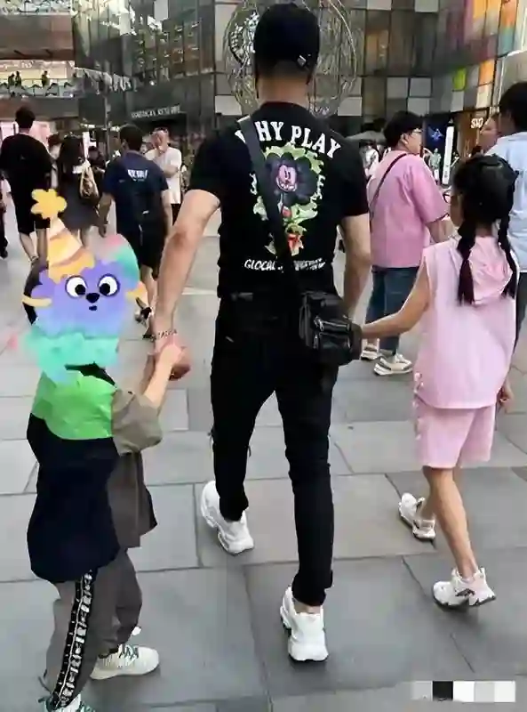 53岁汪峰做梦也没想到，自己9岁的三女儿，已经开始为他争光了